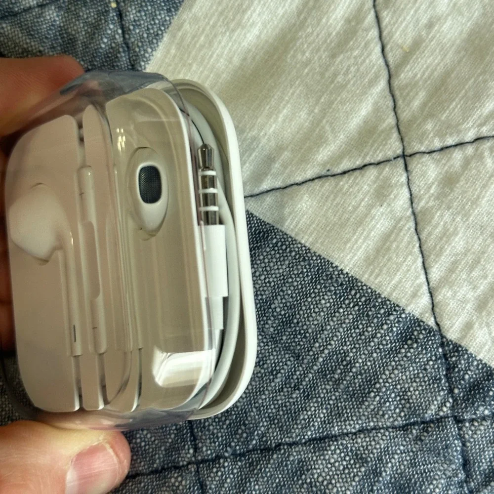 Apple EarPods with 3.5mm Headphone Plug Wired Earbuds MD827LL/A White Case